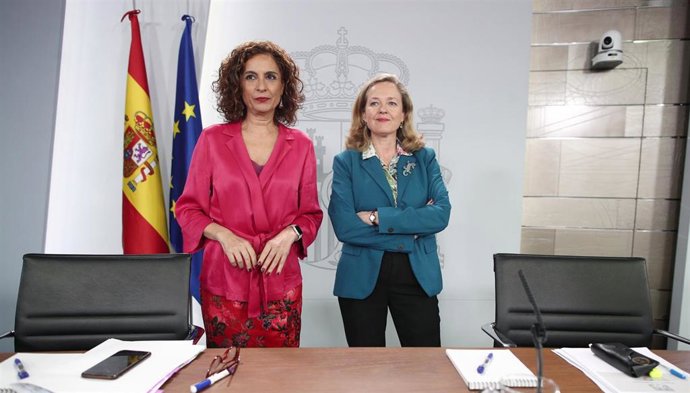 La ministra Portavoz y de Hacienda, María Jesús Montero (i) y la vicepresidenta tercera y ministra de Asuntos Económicos y Transformación Digital, Nadia Calviño (d) comparecen en rueda de prensa tras el Consejo de Ministros en Moncloa, en Madrid (España
