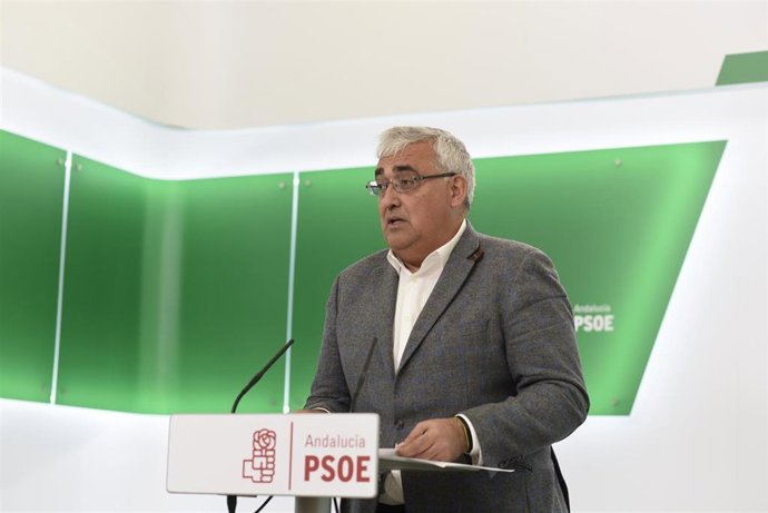 El portavoz socialista de Hacienda en el Parlamento andaluz, Antonio Ramírez de Arellano, en rueda de prensa.