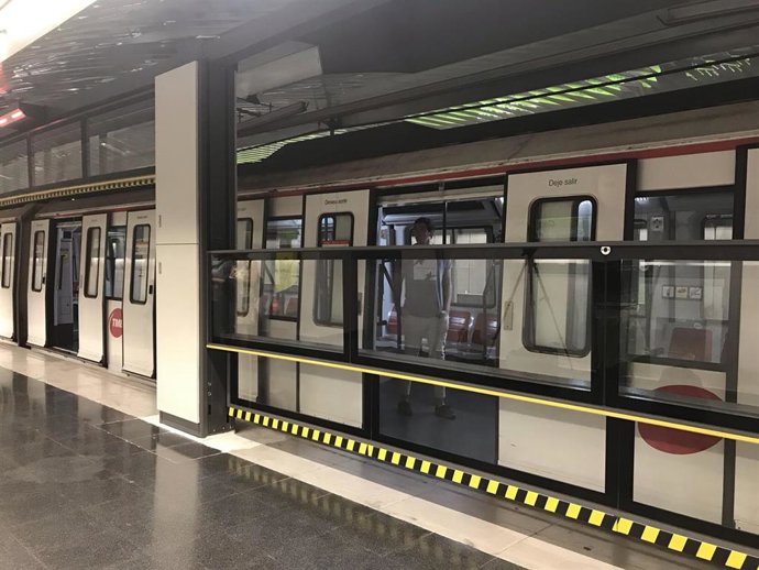 Puerta automática vertical en Metro de Barcelona (archivo)