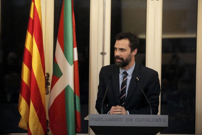 El presidente del Parlament de Catalunya, Roger Torrent, durante su intervención en la presentación de una declaración de la Junta de Portavoces del Parlament de Catalunya por la paz en el País Vasco, en Barcelona/Catalunya (España) a 10 de febrero de 2
