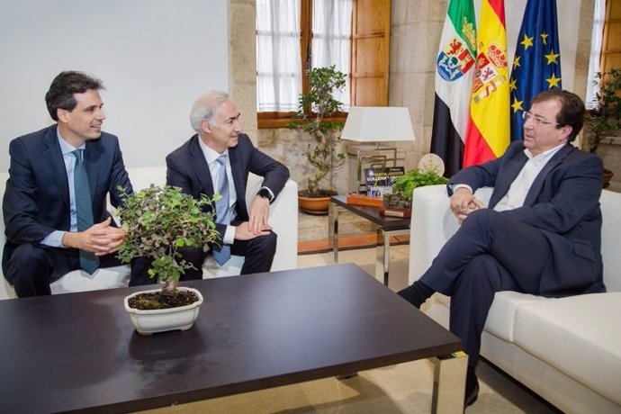 Fernández Vara en una reunión en Mérida con el presidente delegado de Vodafone España