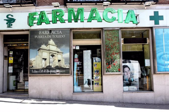 Puerta principal de una farmacia.