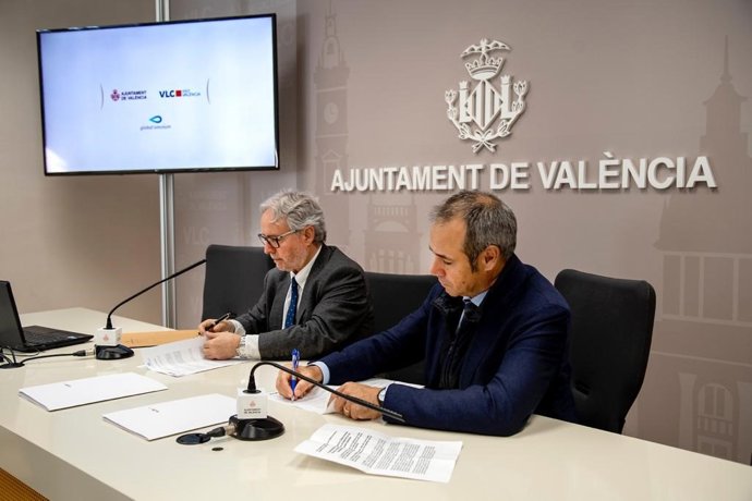 El concejal de Turismo del Ayuntamiento de Valncia y presidente de Visit Valncia, Emiliano García, y el CEO de Global Omnium, Dionisio García Comín, firman un convenio de colaboración para la estrategia de turismo sostenible