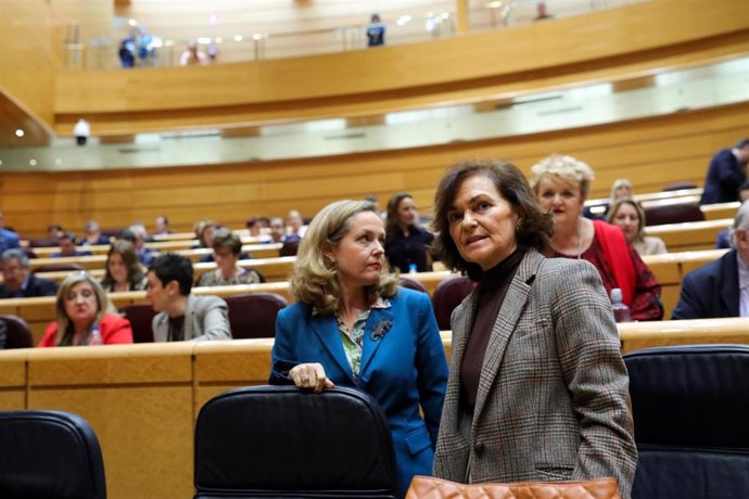 La vicepresidentas tercera y segunda, Nadia Calviño (i) y Carmen Calvo, durante la primera sesión de control al Gobierno de coalición PSOE y Unidas Podemos de la XIV Legislatura en el Senado, en Madrid (España), a 11 de febrero de 2020.