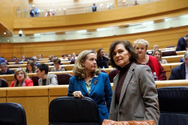 La vicepresidentas tercera y segunda, Nadia Calviño (i) y Carmen Calvo, en el Pleno del Senado.