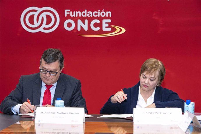 El director general de Fundación ONCE, José Luis Martínez Donoso, y por la presidenta de AMIFP, Pilar Pacheco, firman un acuerdo de colaboración.
