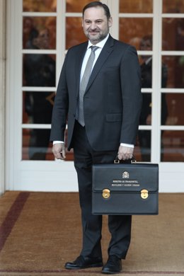 El ministro de Transportes, Movilidad y Agenda Urbana, José Luis Ábalos, posa con la cartera de su ministerio, a su llegada a La Moncloa para la reunión del consejo de ministros del Gobierno de coalición , en Madrid (España), a 14 de enero de 2020.