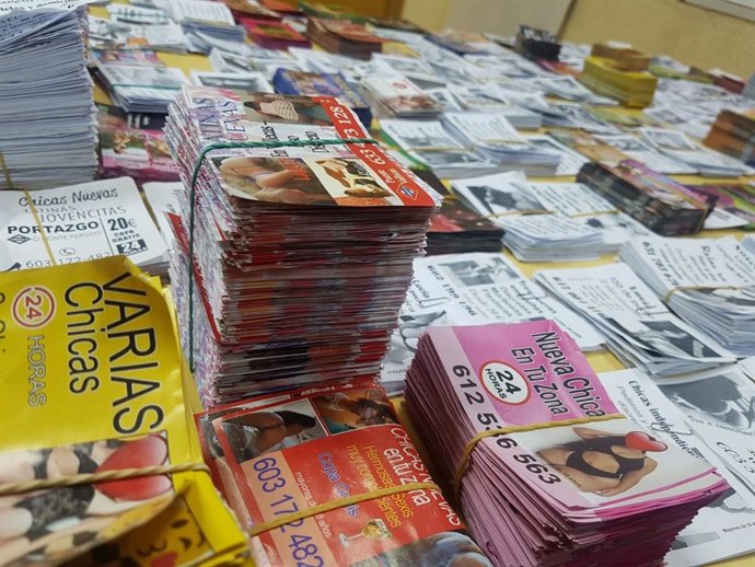 Vecinos de Vallecas reúnen flyers que inundan las calles del distrito con publicidad de narcoburdeles