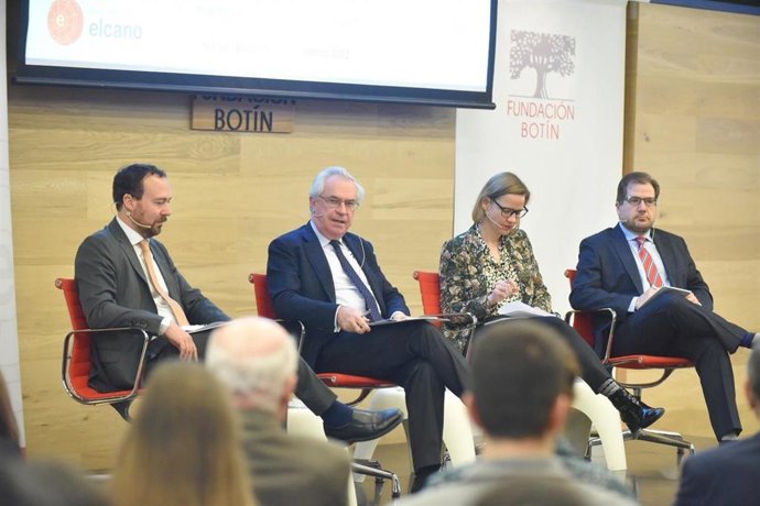 De izquierda a derecha, Federico Steinberg, Charles Powell, Iliana Olivié e Ignacio Molina en el debate "España en el mundo 2020" del Real Instituto Elcano.