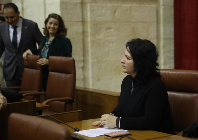 Pleno extraordinario del Parlamento andaluz para informar sobre el Estado de la Comunidad Autónoma. La exdiputada del grupo parlamentario Vox, Luz Belinda Rodríguez (d), ahora perteneciente al grupo parlamentario mixto.   En el Parlamento de Andalucía, 