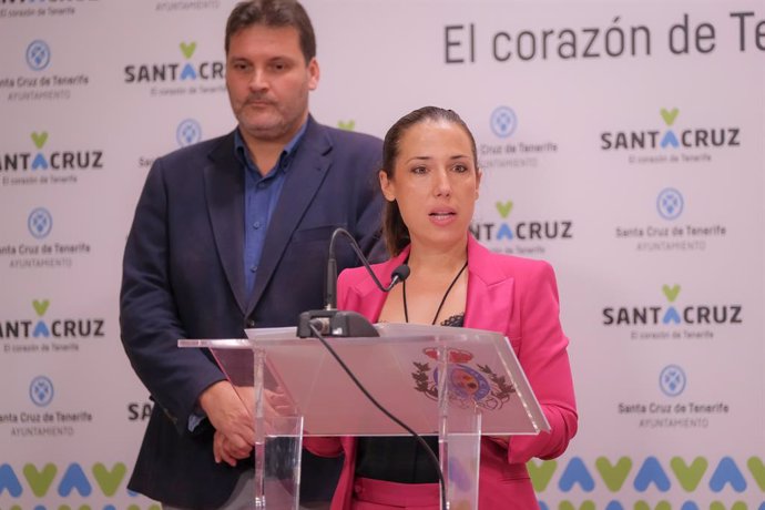 La alcaldesa de Santa Cruz de Tenerife, Patricia Hernández, junto al concejal de Servicios Públicos, Patricia Hernández