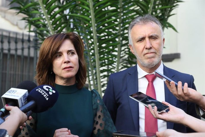 La consejera de Sanidad del Gobierno de Canarias, Teresa Cruz, y el presidente, Ángel Víctor Torres