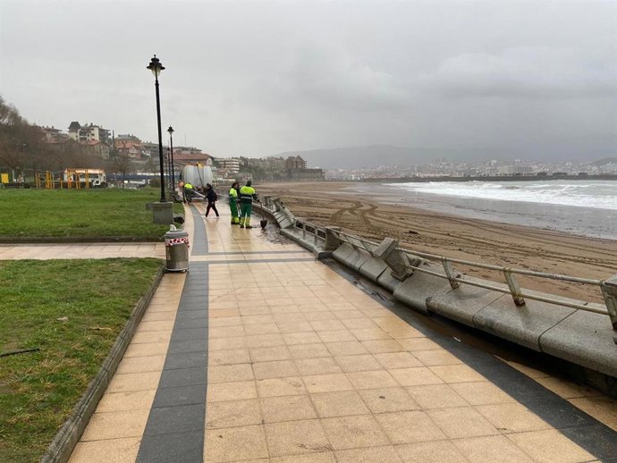 Murete de la playa de Ereaga de Getxo dañado por el temporal.