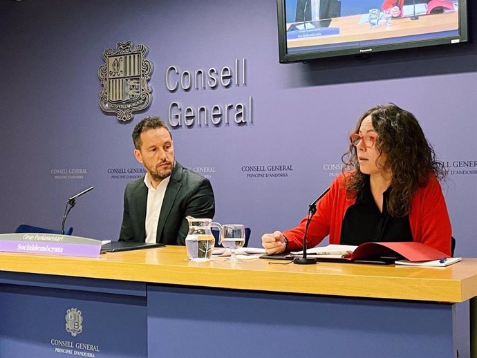 Pere López, presidente del grupo parlamentario socialdemócrata, y Judith Salazar, la vicepresidenta, en la sala de prensa del Consell General.