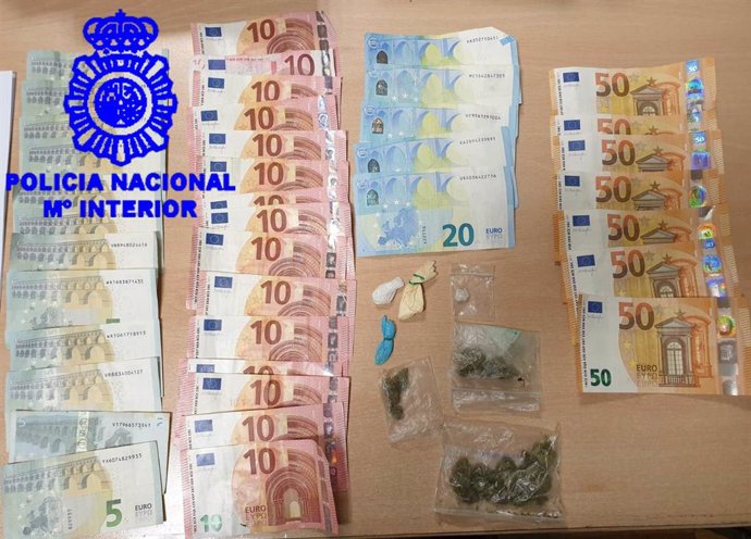 Droga y dinero intervenido en un bar de la calle Barcelona, cuyo camarero fue detenido.