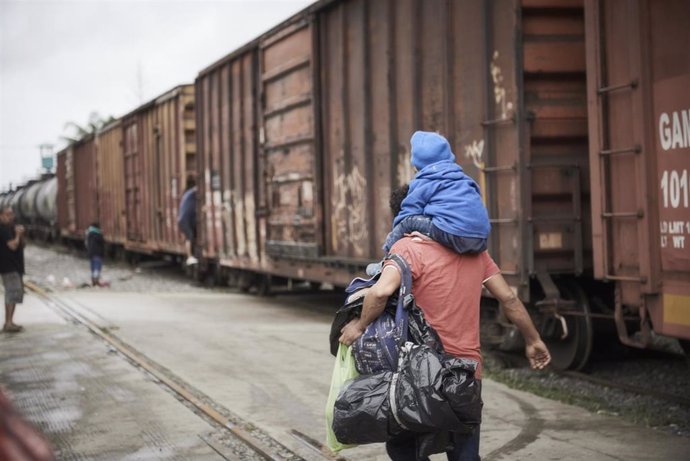 Un padre y un hijo migrantes en México