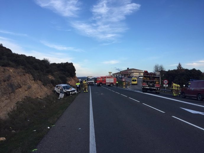 Una mujer muerta y cuatro heridos graves en un accidente en Vilanova de l'Aguda (Lleida)