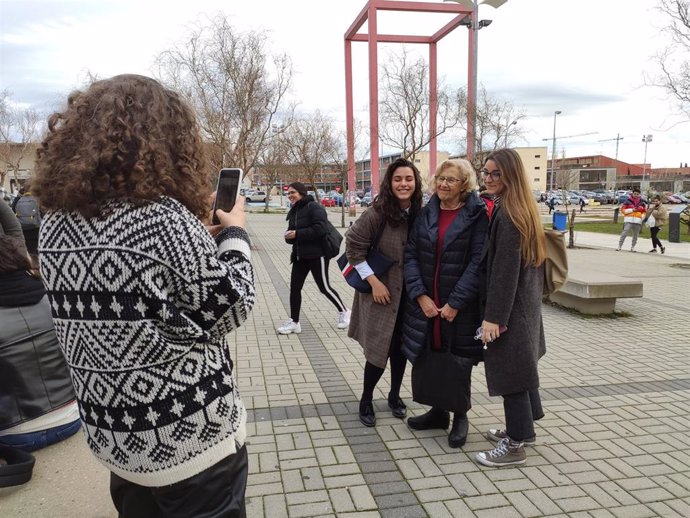 Manuela Carmena se hace una foto con unas jóvenes estudiantes de la Universidad de Salamanca antes de la conferencia.