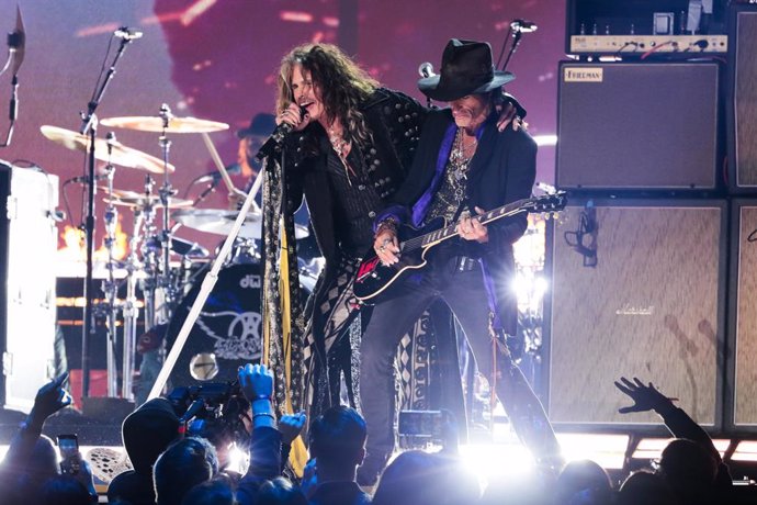 January 26, 2020 - Los Angeles, California, United States:: Aerosmith, featuring Steven Tyler and Joe Perry performs at the 62nd GRAMMY Awards at STAPLES Center in Los Angeles, CA. (Robert Gauthier / Los Angeles Times / Contacto)