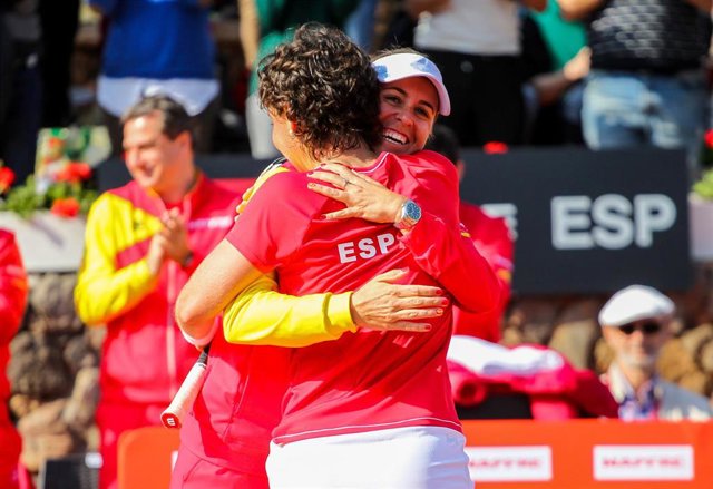 Anabel Medina y Carla Suárez se abrazan tras una victoria en la Copa Federación