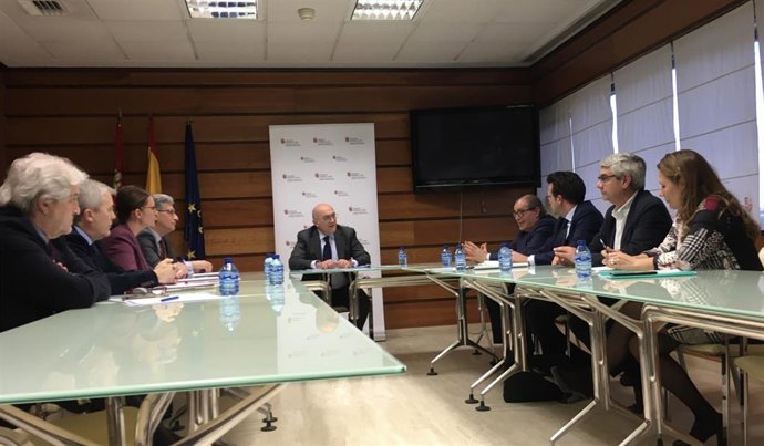 Carnero (c) presiden la reunión con representantes de la distribución.