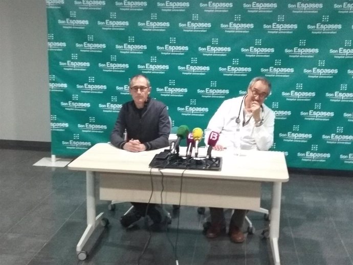 Los doctores Sión Riera y Javier Arranz, en el Hospital Son Espases.