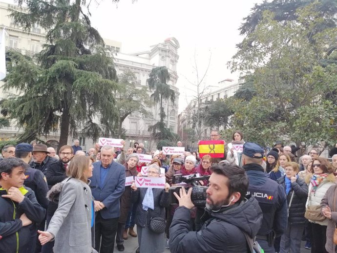 Polonia Castellanos, con abrigo gris, ante los más de cien seguidores que la han arropado a las puertas del Congreso de los Diputados para hacer un llamamiento contra la Ley de Eutanasia.