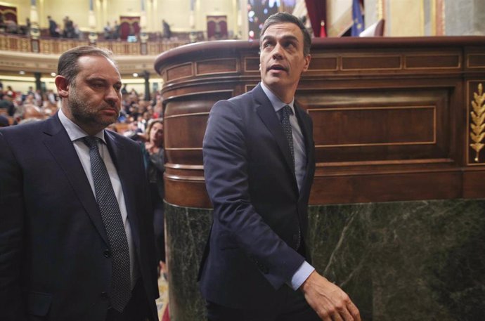 El ministro de Fomento en funciones, José Luis Ábalos (izq) y el presidente del Gobierno en funciones, Pedro Sánchez (dech), abandonan el hemiciclo del Congreso