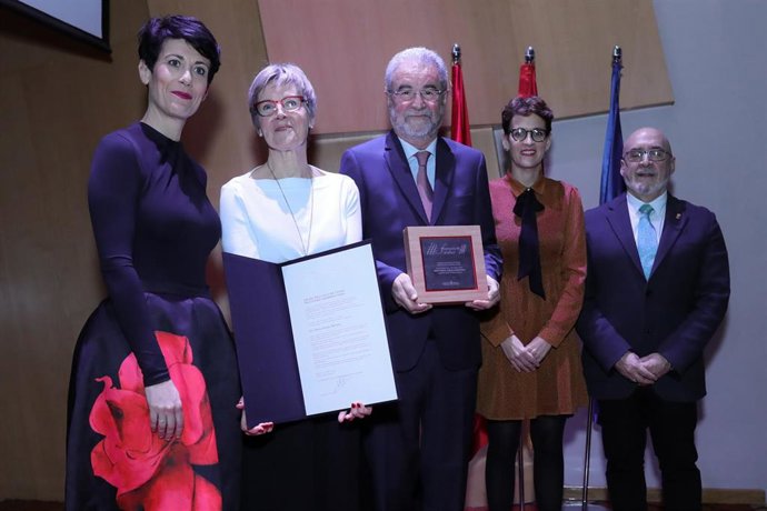 Foto de familia de varias personalidades y familia de José María Zabala que han asistido a la entrega del premio 'Francisco de Javier' al empresario José María Zabala (3d) realizada por la presidenta de Navarra, María Chivite (2d), en Madrid (España).
