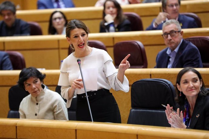 La ministra de Trabajo y Economía Social, Yolanda Díaz, interviene durante la primera sesión de control al Gobierno de coalición PSOE y Unidas Podemos de la XIV Legislatura en el Senado, en Madrid (España), a 11 de febrero de 2020.