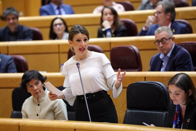 La ministra de Trabajo y Economía Social, Yolanda Díaz, interviene durante la primera sesión de control al Gobierno de coalición PSOE y Unidas Podemos de la XIV Legislatura en el Senado, en Madrid (España), a 11 de febrero de 2020.