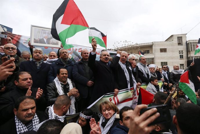 El primer ministro de Palestina, Mohamad Shtaye, durante una protesta contra el 'acuerdo del siglo' en Ramala, Cisjordania