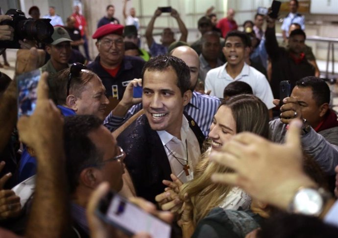 El autoproclamado "`presidente encargado" de Venezuela, Juan Guaidó, a su llegada a Caracas.