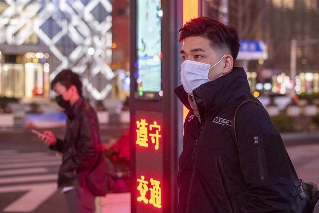 Un joven con mascarilla para protegerse del brote del nuevo coronavirus. 