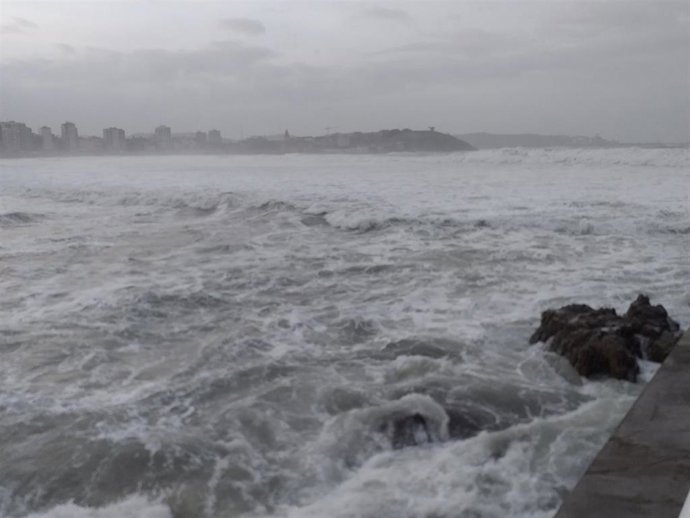 Oleaje en el mar Cantábrico, en Gijón.