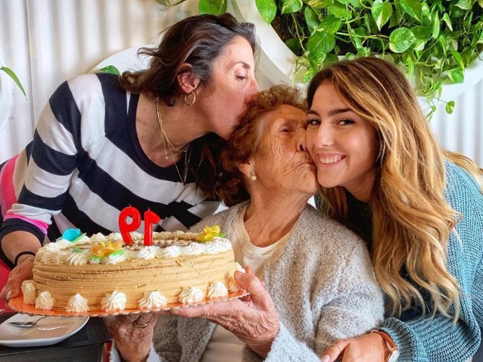 Paz Padilla con su madre y con su hija Anna en su 91 cumpleaños