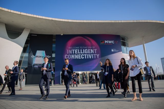 Vistantes del Mobile World Congress Barcelona - MWC 2019 en la entrada de Fira Barcelona.