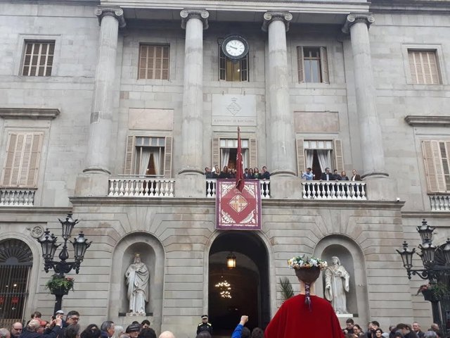 Pendón de Santa Eulàlia en la fachada del Ayuntamiento de Barcelona