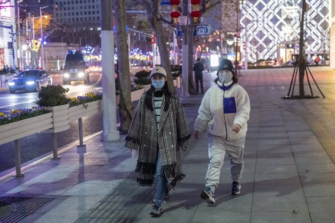 Dues dones es protegeixen amb mscara del nou brot de coronavirus a Xangai.