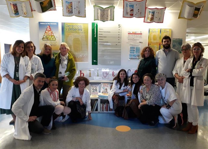 Entrega de fondos bibliográficos al Hospital de Valme