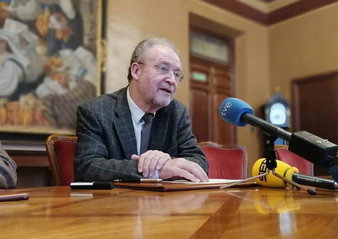 Leopoldo Tolivar durante una rueda de prensa en el Parlamento asturiano.