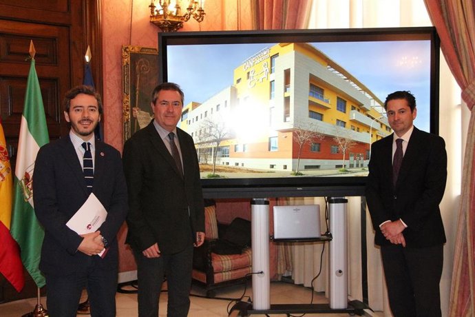 Firma del acuerdo entre el Ayuntamiento de Sevilla y Fundomar para un centro de referencia para diversidad funcional en Su Eminencia