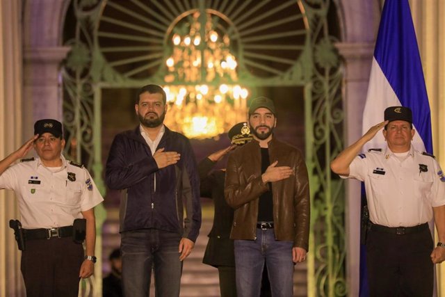 Nayib Bukele preside la juramentación de policías