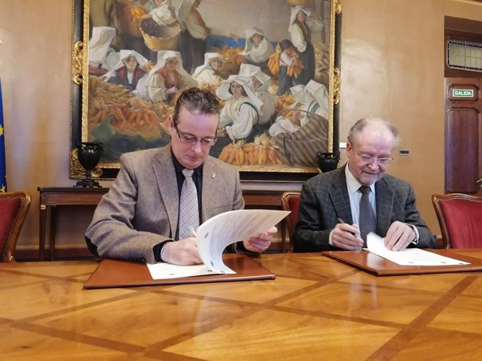 El presidente de la Junta General del Principado, Marcelino Marcos Líndez, firma el convenio con la Academia Asturiana de Jurisprudencia, que preside Leopoldo Tolivar Alas.