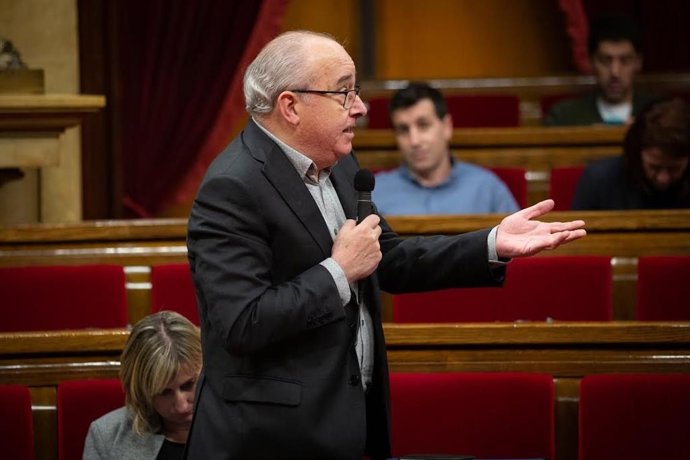 El conseller Josep Bargalló durant el ple del Parlament