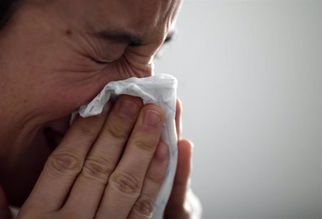 Imágenes de una persona con síntomas de gripe.
