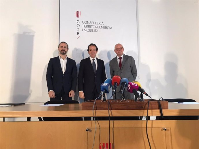 El conseller de Movilidad y Vivienda, Marc Pons, y eel director técnico de la Fundació Impulsa Balears, Antoni Riera, en rueda de prensa