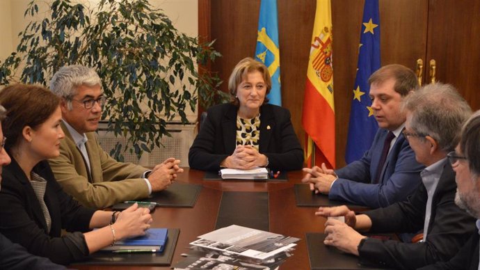 La delegada del Gobierno, Delia Losa, recibe al presidente de Correos, Juan Manuel Serrano.