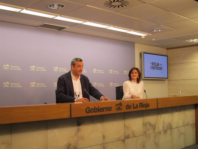 El portavoz del Gobierno en La Rioja, Chus del Río, y la directora general de Desarrollo Rural, Nuria Bazo.