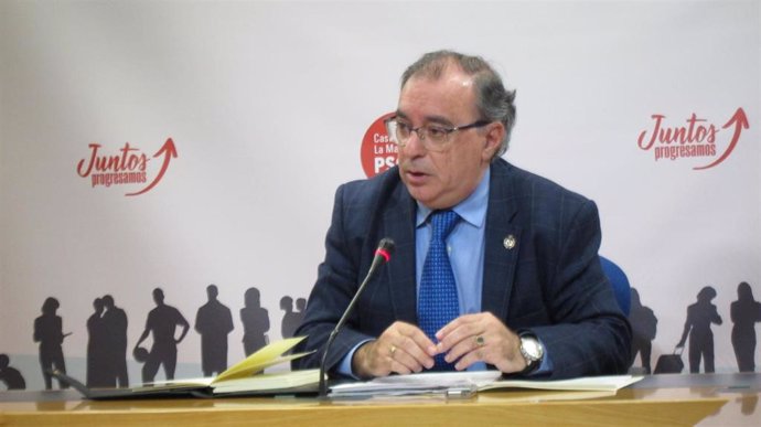 El presidente del Grupo Socialista en las Cortes, Fernando Mora, en rueda de prensa.